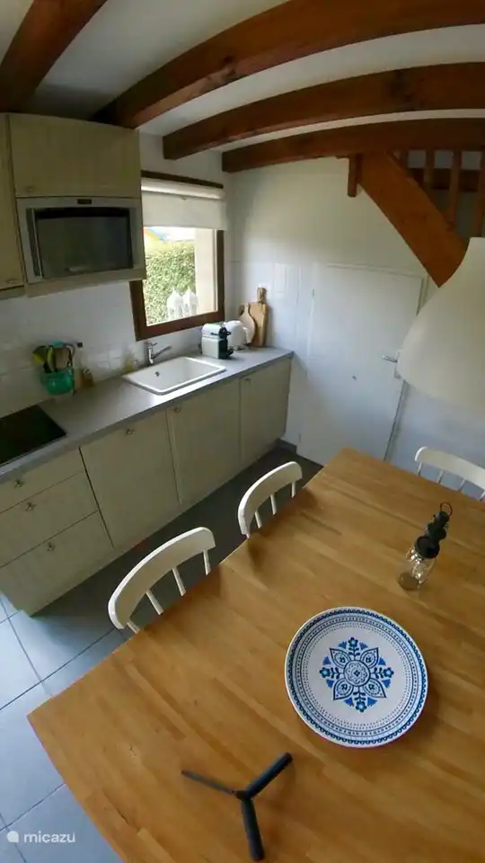 Küche mit Mikrowelle, Elektroherd und Geschirrspüler.