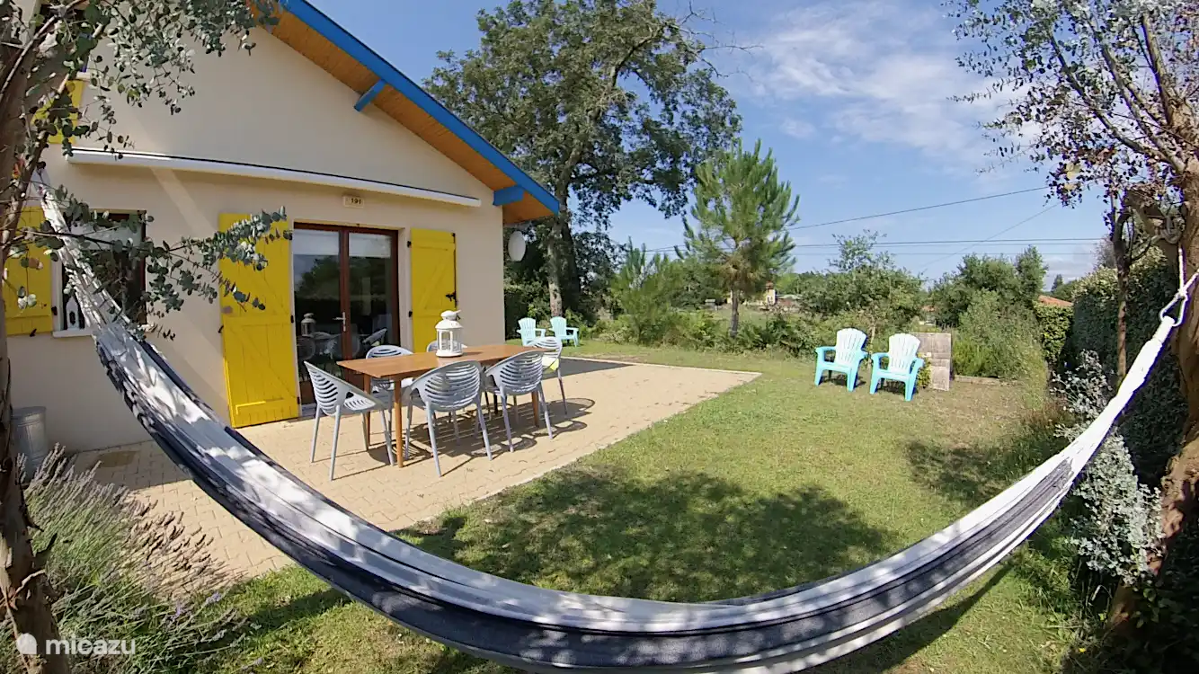 Schöner ruhiger Garten mit freiem Blick.