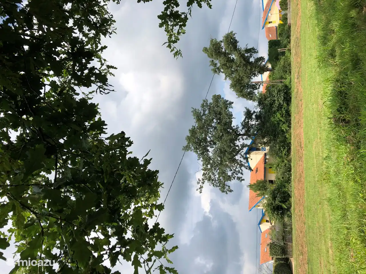 Schöner ruhiger Garten mit freiem Blick.