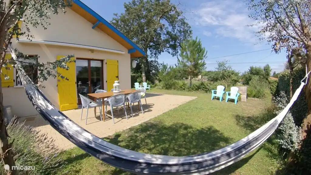 Schöner ruhiger Garten mit freiem Blick.