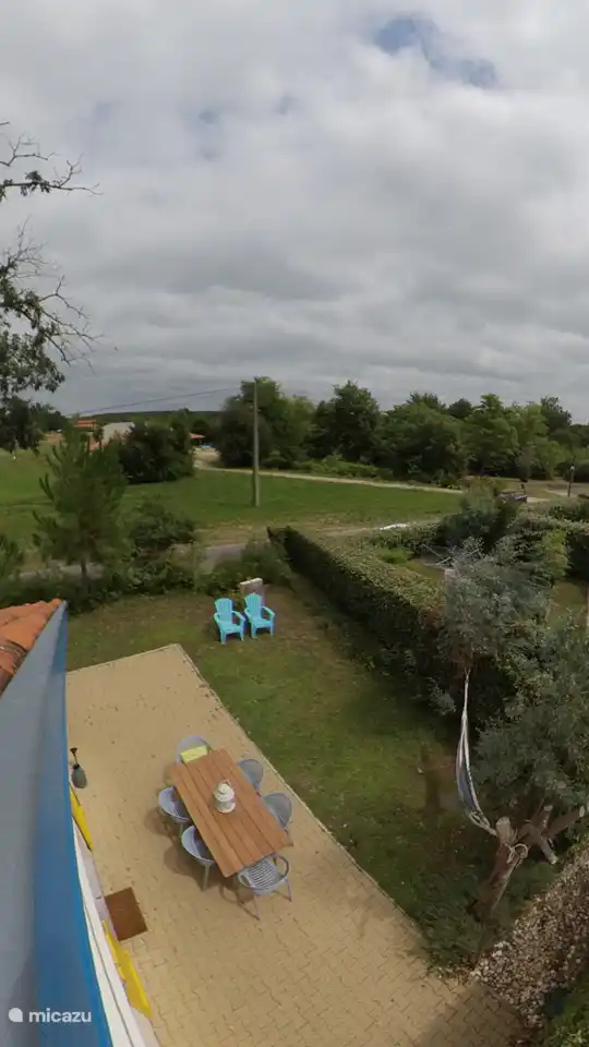 Schöner ruhiger Garten mit freiem Blick.