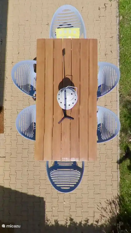 Schöner ruhiger Garten mit freiem Blick.