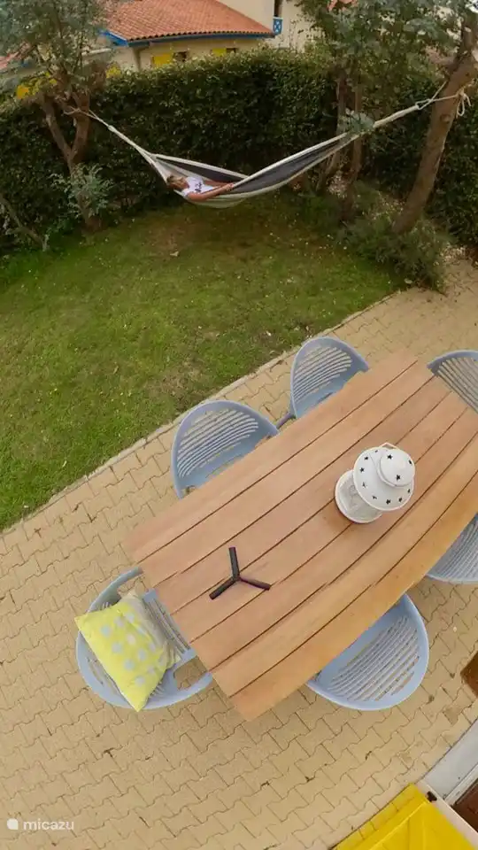 Schöner ruhiger Garten mit freiem Blick.