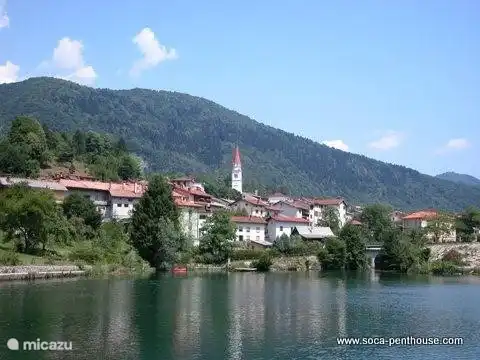 Blick auf den Zusammenfluss von Soca Fluss und Idrica
