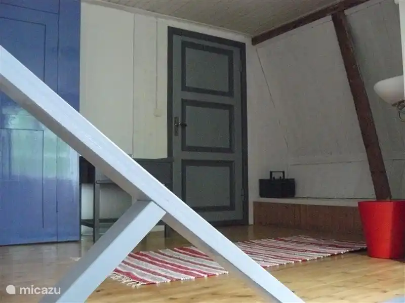 helles Dachgeschoss mit lackierten Holzboden, Waschbecken, Badezimmerschrank und Kleiderschrank. Möglichkeit für ein zusätzliches (Kinder-) Bett.