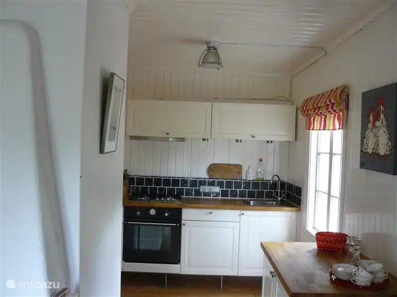 Klein, aber komplett ausgestattete Küche mit Gasherd und Backofen.