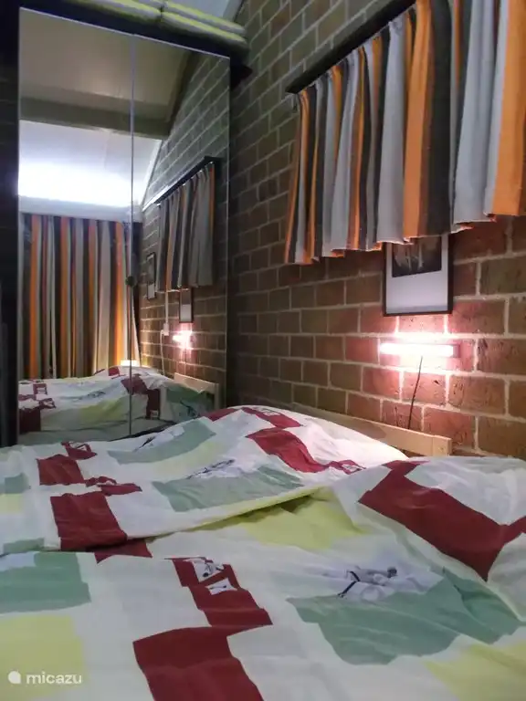 Eines der beiden Schlafzimmer mit 2-Meter-Betten und geräumigem Spiegelschrank.