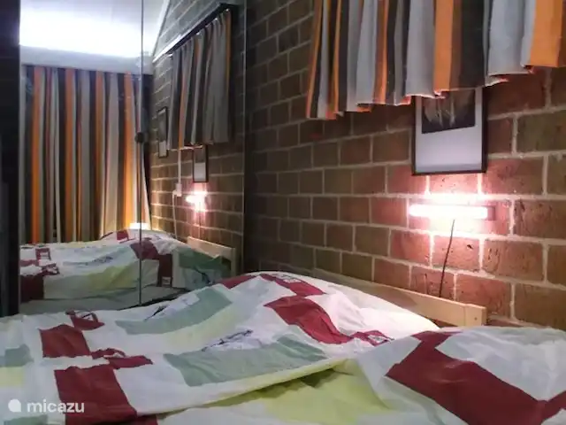 bungalow huren in Nederland, Gelderland, Hummelo – Hessenhuisje Een van de twee slaapkamers met bedden van 2 meter.en ruime spiegelkast.
