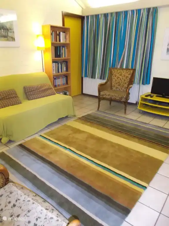 Die Sitzecke mit der Tür zum Schlafzimmer.