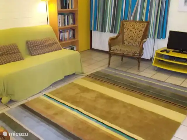 bungalow huren in Nederland, Gelderland, Hummelo – Hessenhuisje De zithoek met de deur naar de slaapkamer.