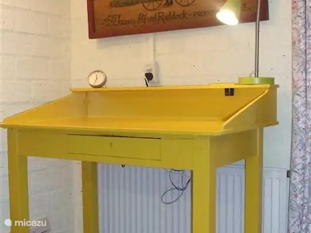 bungalow huren in Nederland, Gelderland, Hummelo – Hessenhuisje Even aan het nostalgische bureautje een e-mail naar huis sturen. De inktpot zit er nog in. Maar er is WiFi, dus u kunt overal internetten.