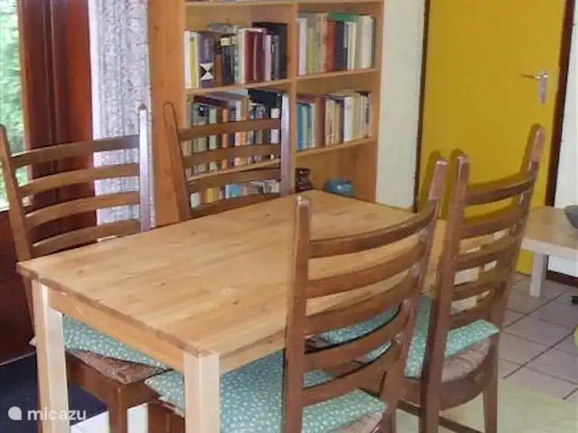 bungalow huren in Nederland, Gelderland, Hummelo – Hessenhuisje De krant lezen of lekker eten.