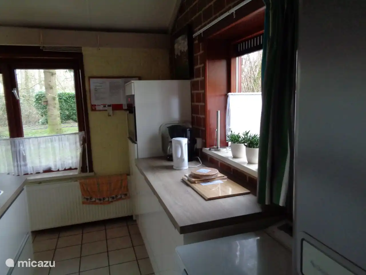 Separate neue Küche mit Kühl-/Gefrierschrank, Waschmaschine