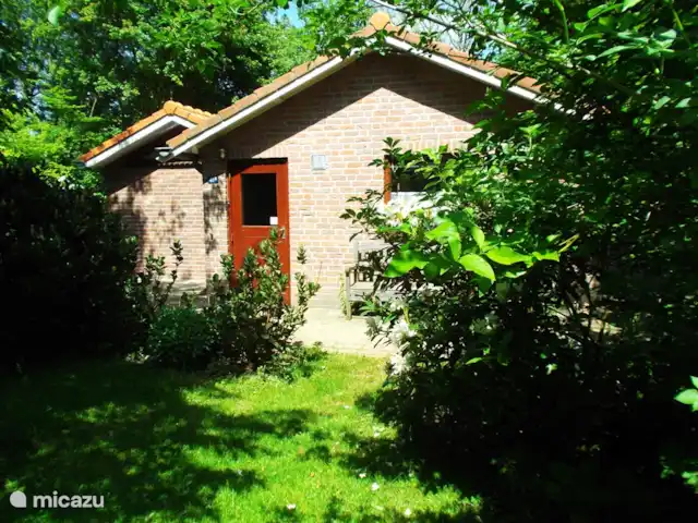 bungalow huren in Nederland, Gelderland, Hummelo – Hessenhuisje Zo komt u aan bij de bungalow. Rondom is het helemaal bestraat met een ruim pad, zodat ook een rolstoel een gemakkelijk entree heeft.