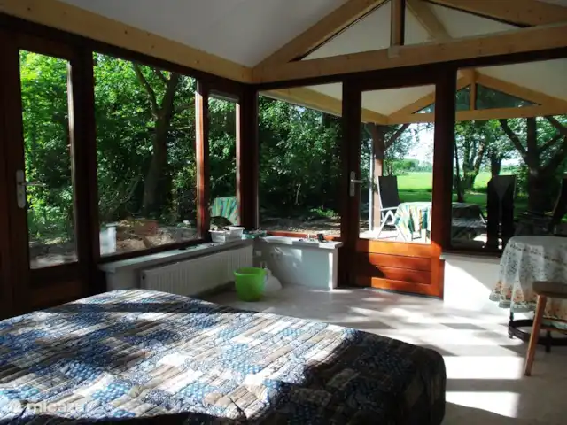 bungalow huren in Nederland, Gelderland, Hummelo – Hessenhuisje De slaapkamer met twee bedden van 200 bij 90 cm en uitzicht op de tuin
