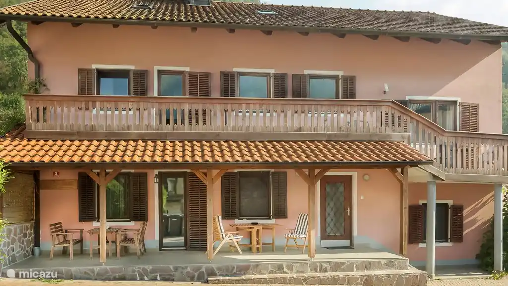 vooraangezicht Maharac met app Kolovrat begane grond en Matajur 1e verdieping