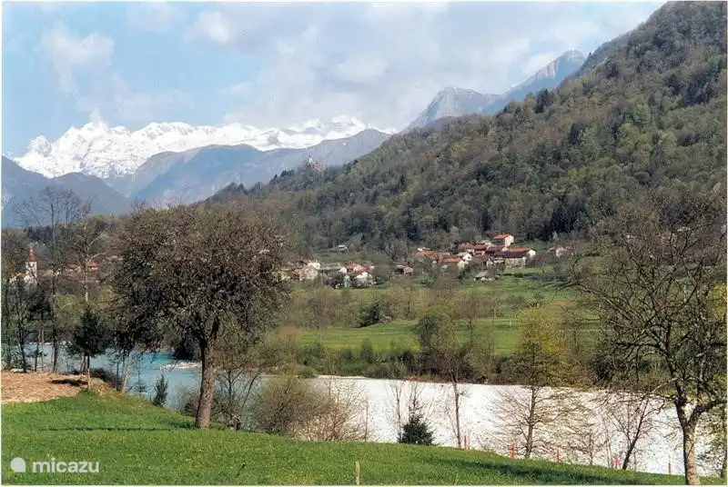 Ansicht Kamno, die Soca und die Julischen Alpen