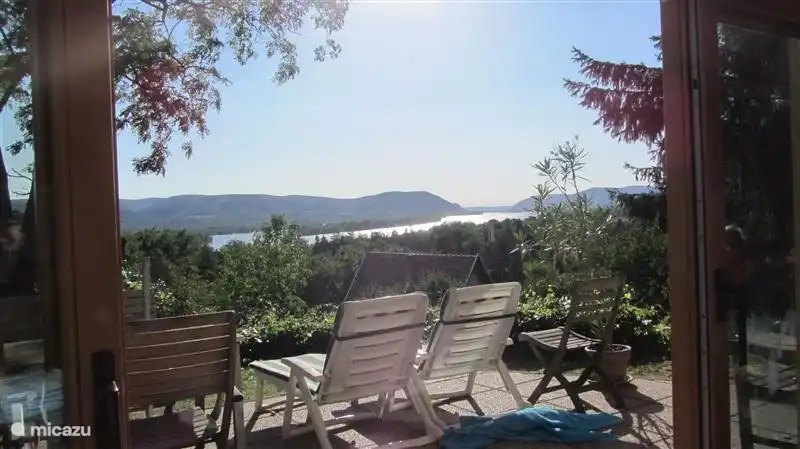 Vue depuis la cuisine sur la terrasse et le Danube