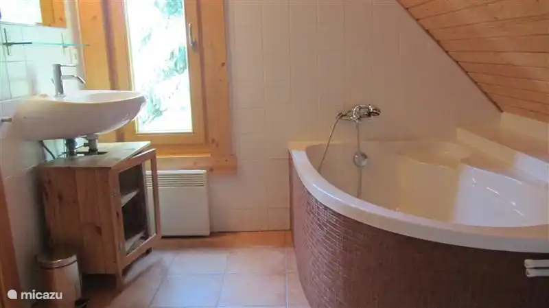 La salle de bain cosy avec baignoire et douche séparée