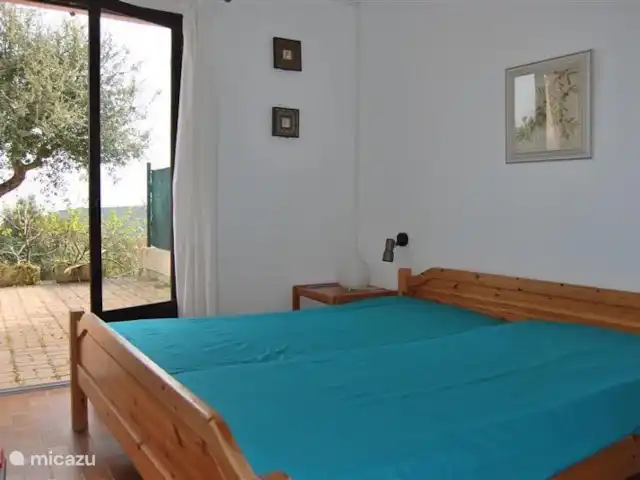 Wandelen, Frankrijk, Corsica, Porto-Vecchio, vakantiehuis La Tortue Een van de slaapkamers met directe toegang tot de tuin