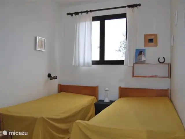 Wandelen, Frankrijk, Corsica, Porto-Vecchio, vakantiehuis La Tortue Een 2-persoons slaapkamer, vanuit het raam prachtig uitzicht