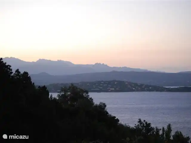 Wandelen, Frankrijk, Corsica, Porto-Vecchio, vakantiehuis La Tortue Het uitzicht vanaf het huisje; de baai van Porto Vecchio tijdens zonsondergang