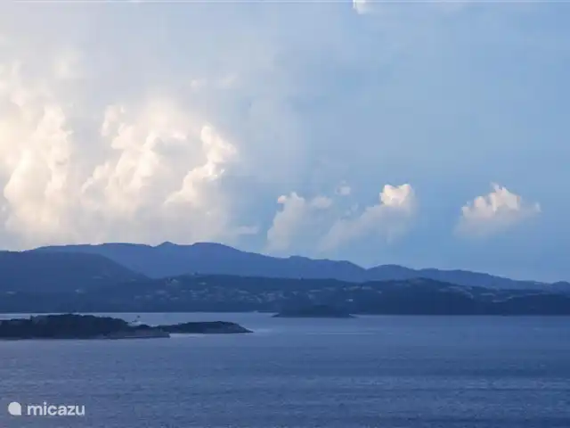 Wandelen, Frankrijk, Corsica, Porto-Vecchio, vakantiehuis La Tortue Het prachtige uitzicht vanaf het terras op de baai van Porto Vecchio