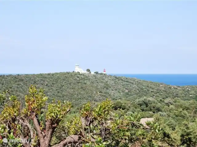 Wandelen, Frankrijk, Corsica, Porto-Vecchio, vakantiehuis La Tortue Het prachtige uitzicht vanaf het terras op het vuurtorentje van La Chiappa