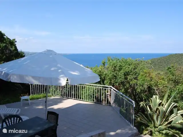 Wandelen, Frankrijk, Corsica, Porto-Vecchio, vakantiehuis La Tortue Het zonneterras omgeven door de tuin