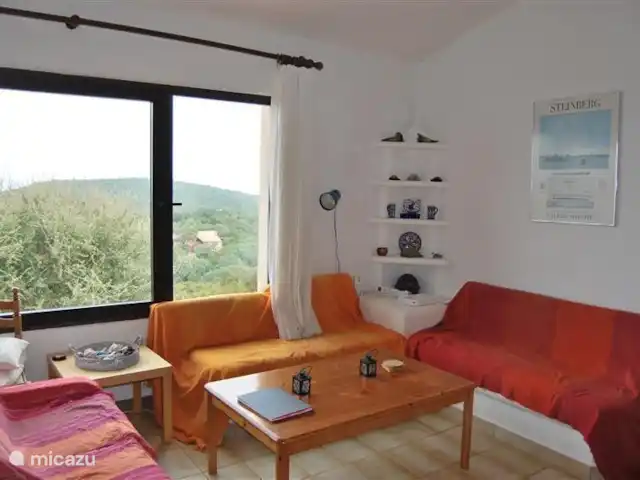 Wandelen, Frankrijk, Corsica, Porto-Vecchio, vakantiehuis La Tortue De woonkamer met uitzicht op de baai van La Chiappa