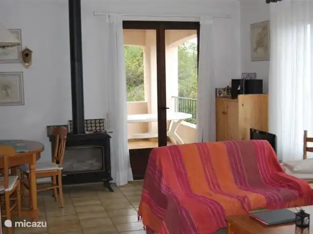 Wandelen, Frankrijk, Corsica, Porto-Vecchio, vakantiehuis La Tortue Het fijne houtkacheltje in de woonkamer, waardoor het ook in het vóór en na-seizoen 's-avonds de eventuele koelte kan verdrijven.