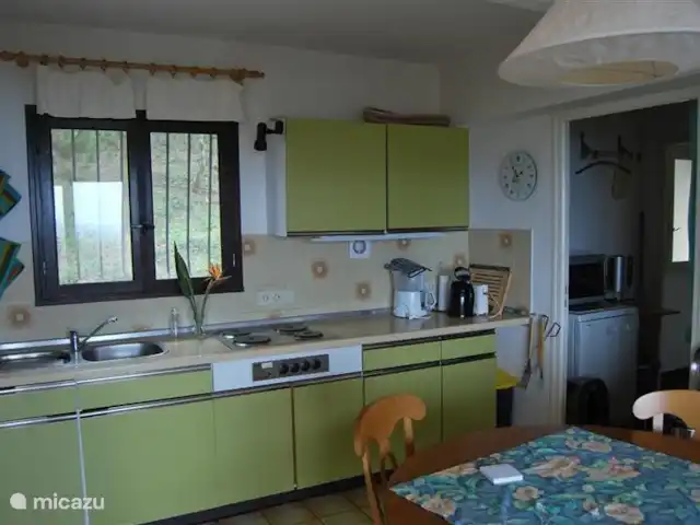 Wandelen, Frankrijk, Corsica, Porto-Vecchio, vakantiehuis La Tortue De open keuken, gezien vanuit de woonkamer