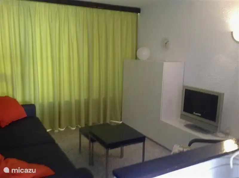 Wohnzimmer in der Nacht.