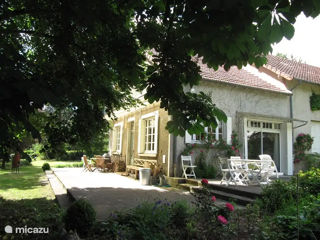 3 terraces ; a terrace in the sun any time of the day!