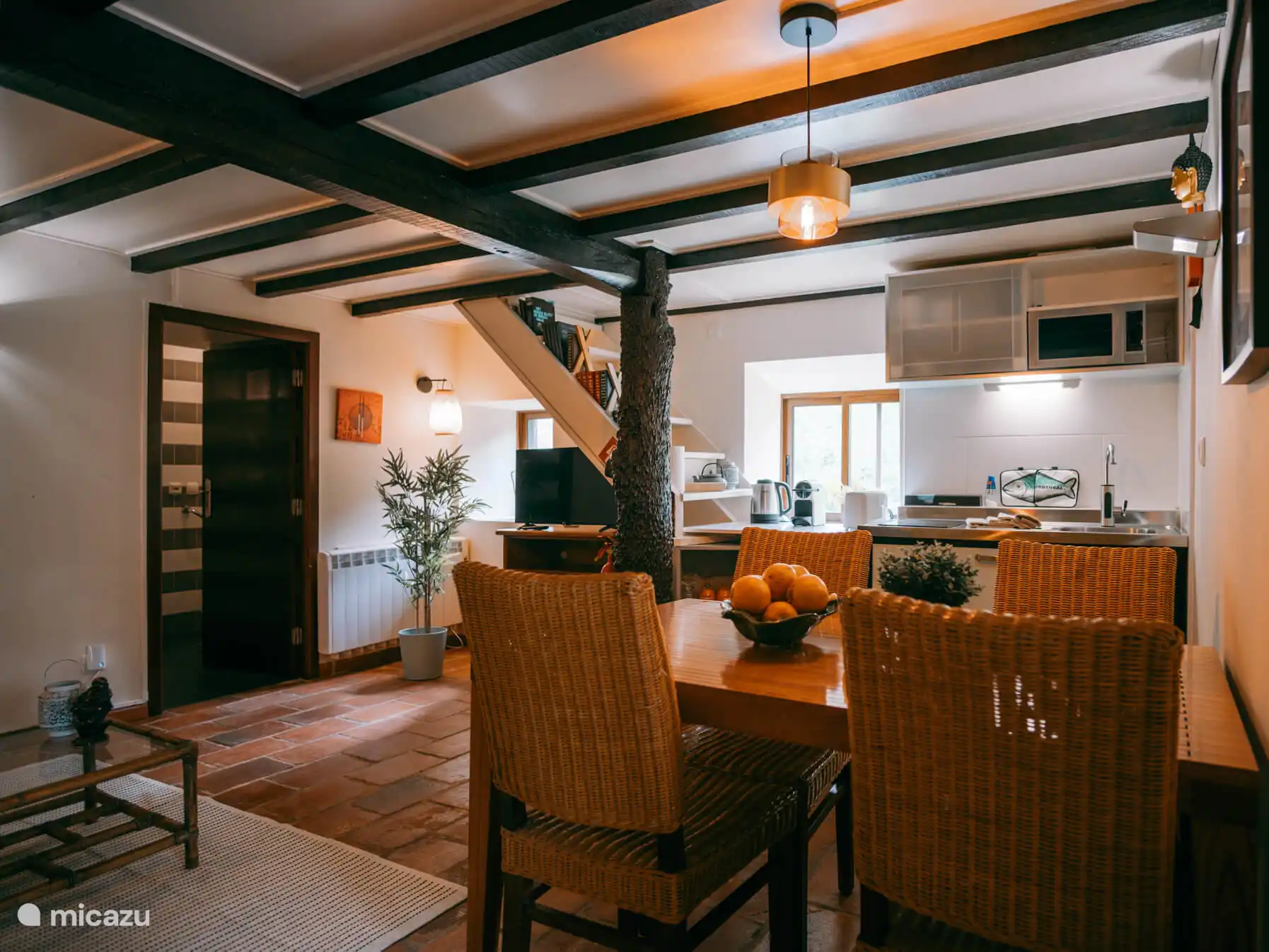 Sala de estar con cocina abierta