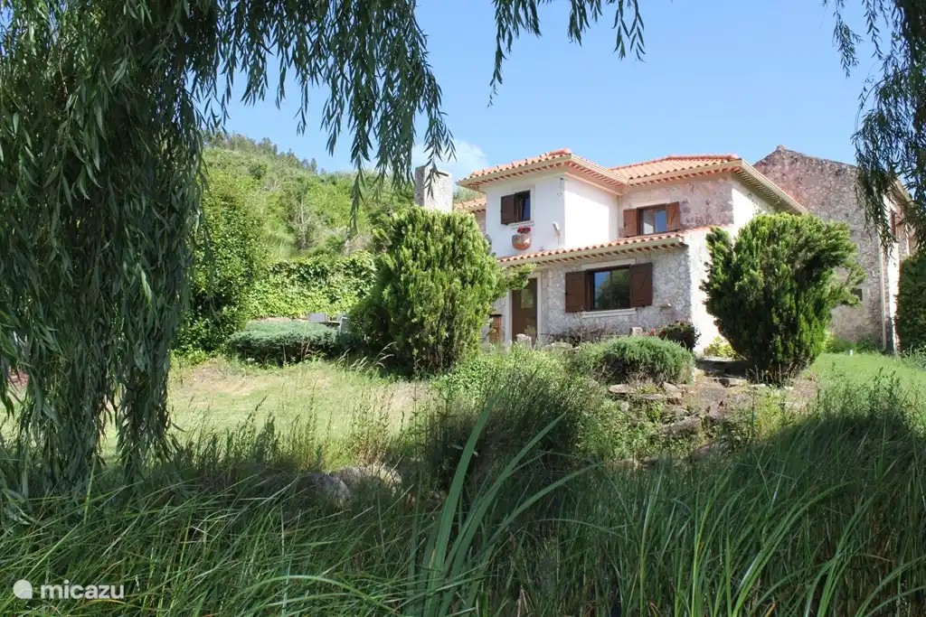 Frente Cottage-apartamento Casa Antiga, con estanque con carpas koi.