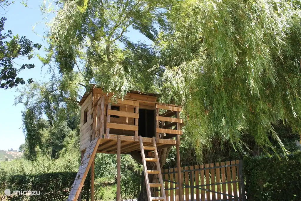 Casa del árbol para jugar, ubicada frente a Casa Antiga.