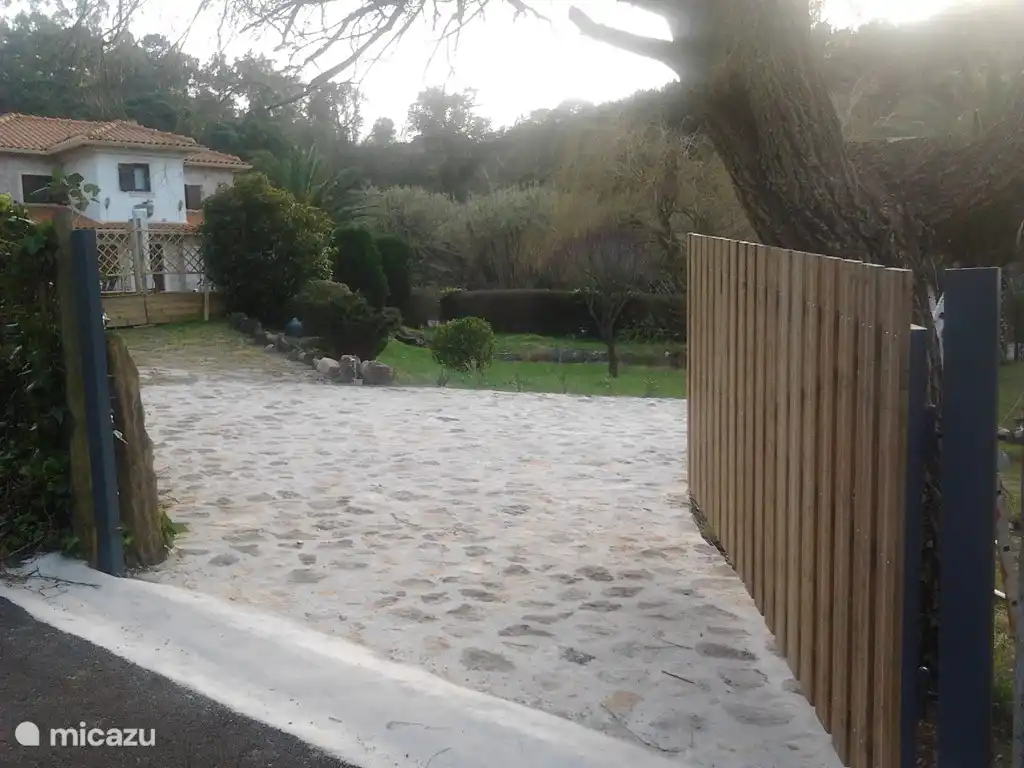 Entrada privada con puerta con cerradura y estacionamiento privado.