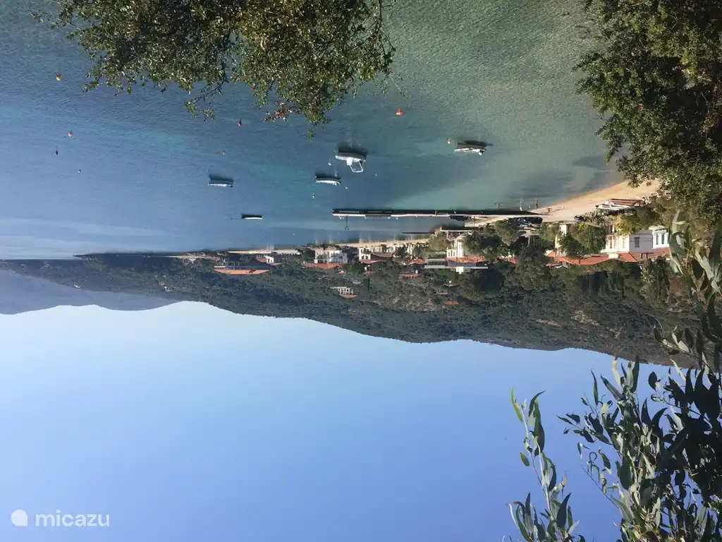 Le village de Horto, à 3 min en voiture. La marche est facile. Plage, tavernes, cafétéria et petit supermarché.