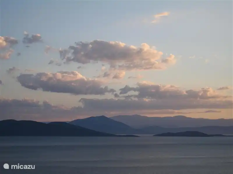 Vue depuis la terrasse avant. Y compris parfois des dauphins. Cela ne devient jamais ennuyeux.