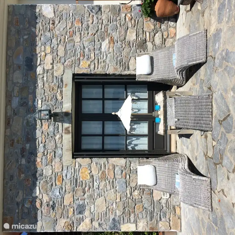 Façade avec 2 chaises longues. Grand parasol disponible. Idéal pour profiter du soleil et de la vue sur la baie.