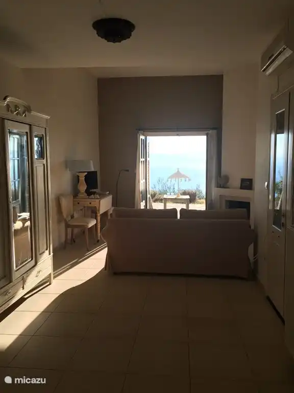 Le salon dispose d'un canapé-lit pour 2 personnes.
