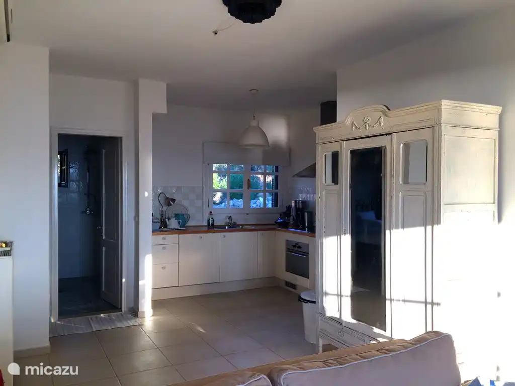 La cuisine est entièrement équipée et comprend un lave-vaisselle, un four (micro-ondes), une cafetière, un presse-agrumes, un grille-pain, une bouilloire et un réfrigérateur avec des tiroirs congélateurs.