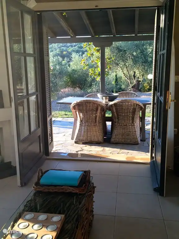 Le jardin et la terrasse couverte depuis le séjour.