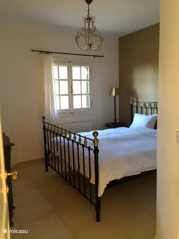 Chambre avec un excellent lit double. Ici aussi, des volets pour se protéger du soleil et de la chaleur.