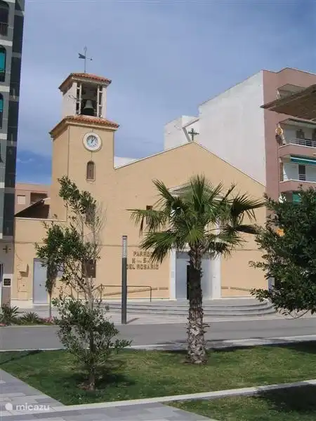 La iglesia en la plaza del pueblo está a 1 minuto de su apartamento.