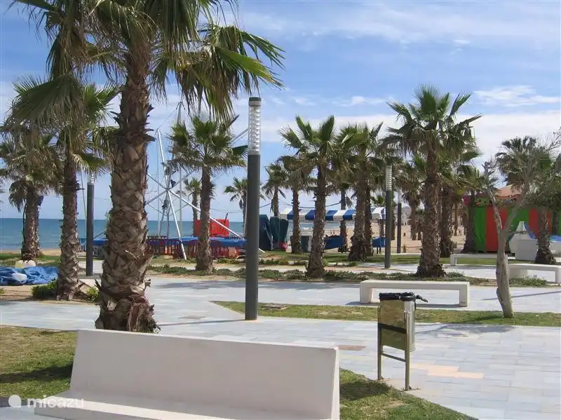 La plaza del pueblo con sus muchas palmeras que se pueden encontrar en la playa. Esta playa está a poco más de 100 metros del apartamento.