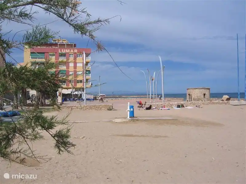 Suficiente espacio para todos en la hermosa playa de arena.