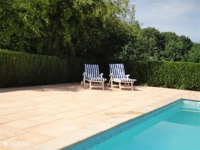 Gepflasterte Terrasse zum Pool mit Fliesen, die cool bleiben! Genießen Sie die Sonne, das Wasser und den ruhigen, ländlichen Gebiet!