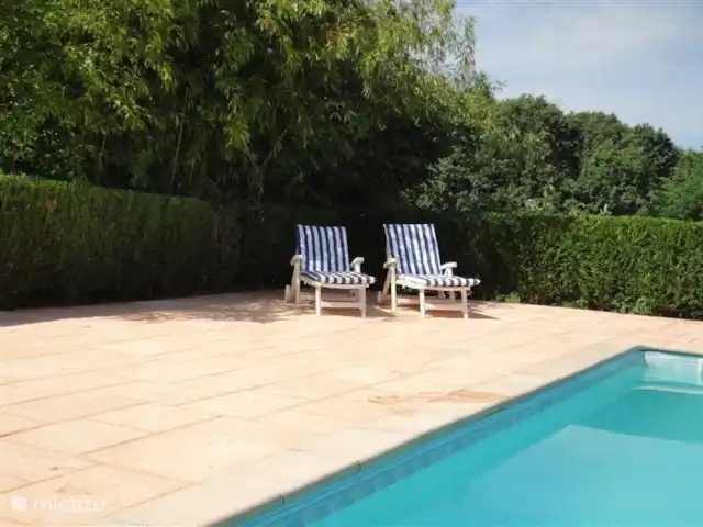 Domaine Horliday | France, Haute-Vienne, Champsac - maison de vacances Terrasse carrelée autour de la piscine avec des carreaux qui restent frais ! Profitez du soleil, de l'eau et du cadre champêtre et paisible !!!